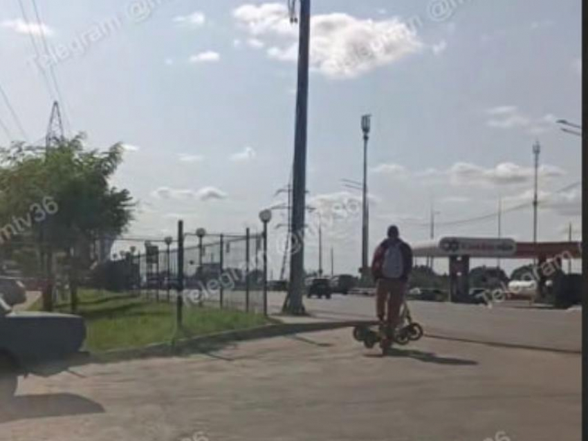 Странная поездка сразу на трех самокатах удивила воронежцев