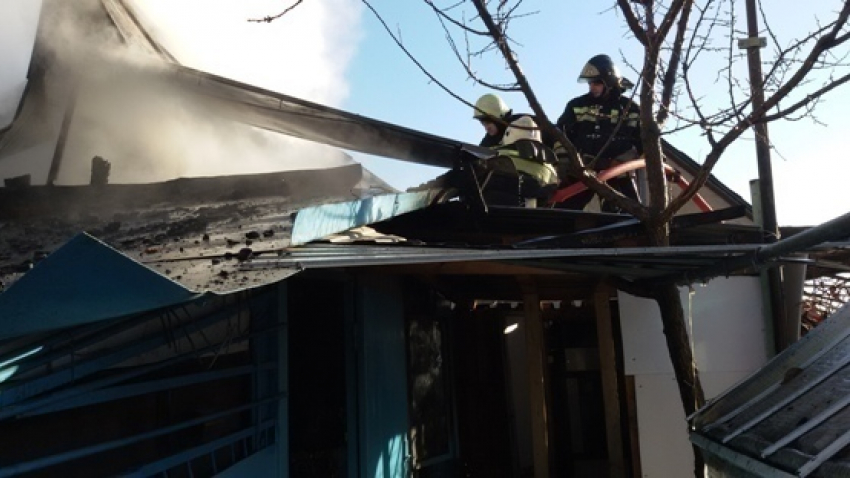 В Воронеже на улице МОПРа загорелся двухэтажный дом