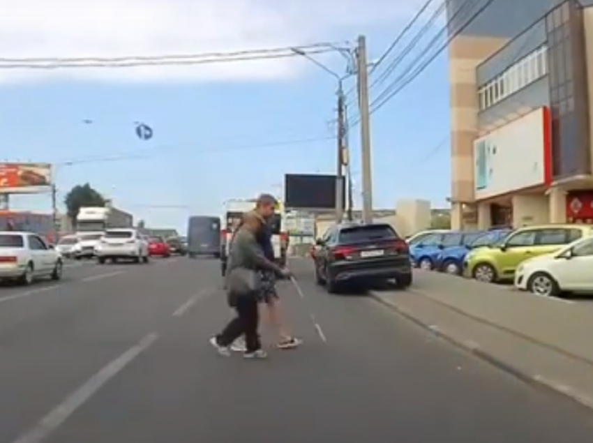 Трогательную помощь слепому пешеходу сняли в Воронеже