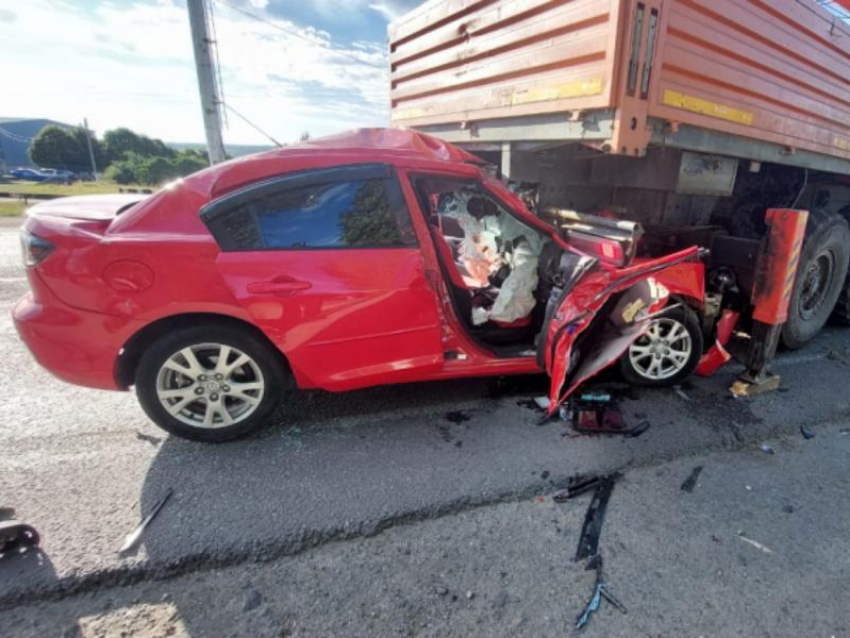 Опубликованы фото смертельного ДТП в Воронежской области