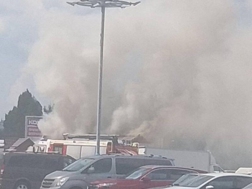 Пожар вспыхнул возле магазина в Воронеже – опубликовано видео