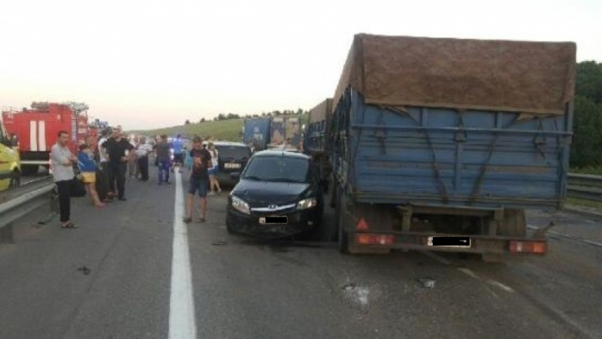 На воронежской трассе в жутком ДТП с 10 автомобилями погибли два человека