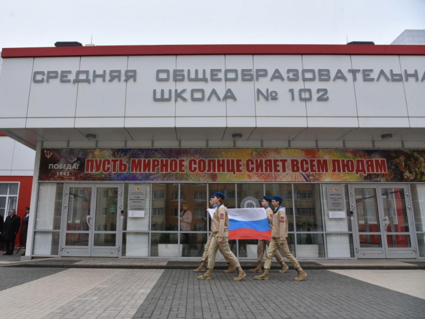 Понедельник в воронежских школах начался с подъема флага России под гимн