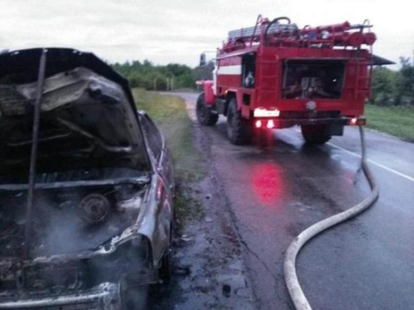 «Жигули» уничтожило огнем на трассе в Воронежской области