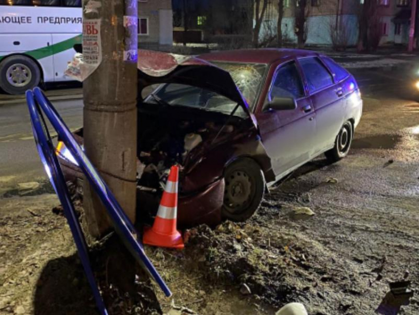 Молодой водитель устроил ДТП со столбом в Воронежской области