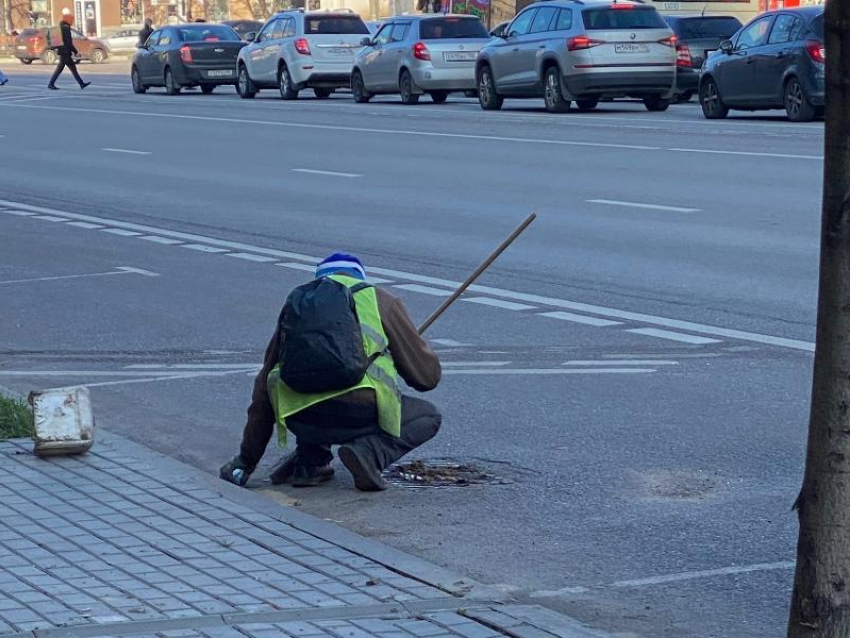 Коммунальщик, специально засоряющий ливневку, попал на видео в Воронеже