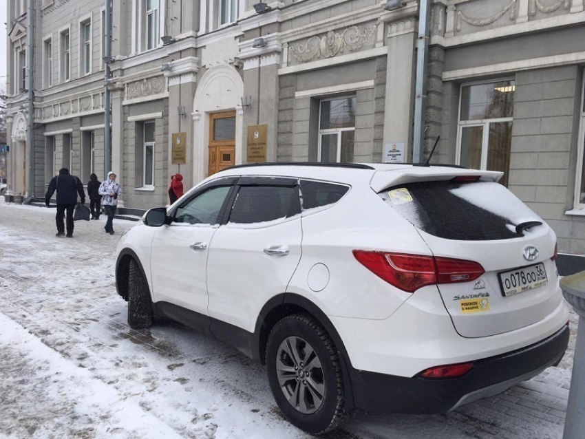 «Дорожный контроль» поймал вице-мэра Воронежа Антиликаторова на наглой парковке 