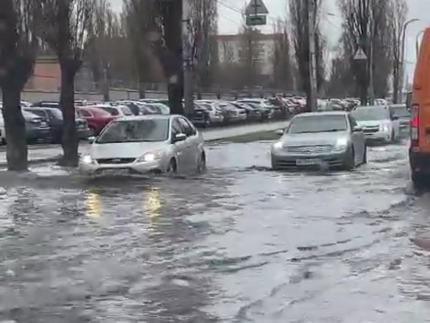 «Мы утонули»: воронежская улица ушла под воду 