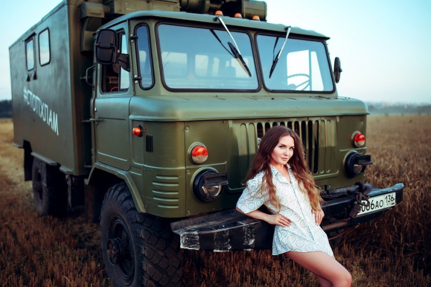 Рыжая красавица прорекламировала армейский грузовик в Воронеже