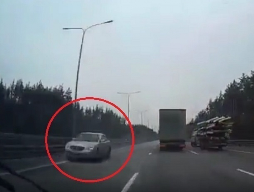 Воронежцы сняли на видео, как иномарка несется по встречке на поток автомобилей на трассе М4 «Дон» 