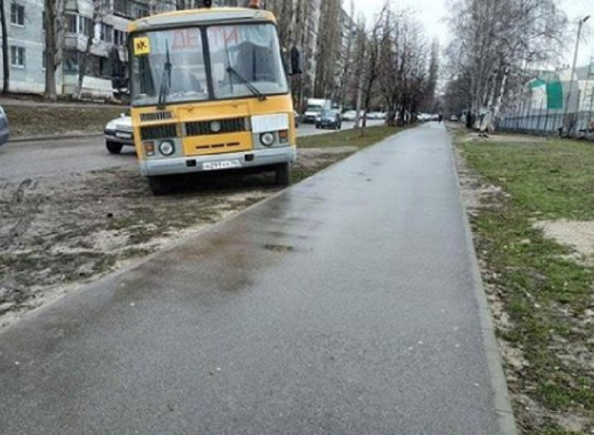 Грязный подвоз детей к школе сфотографировали в Воронеже