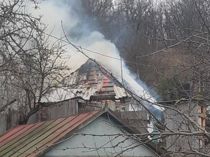 Кадры с горящей крышей появились в сети после атаки дрона на Белгородскую область