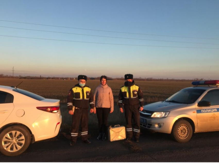 Воронежские полицейские спасли автомобилистку, которая попала в беду на дороге