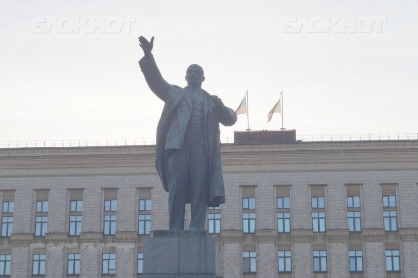 На общегородском субботнике в Воронеже коммунисты хотят «вылизать» памятник Ленину