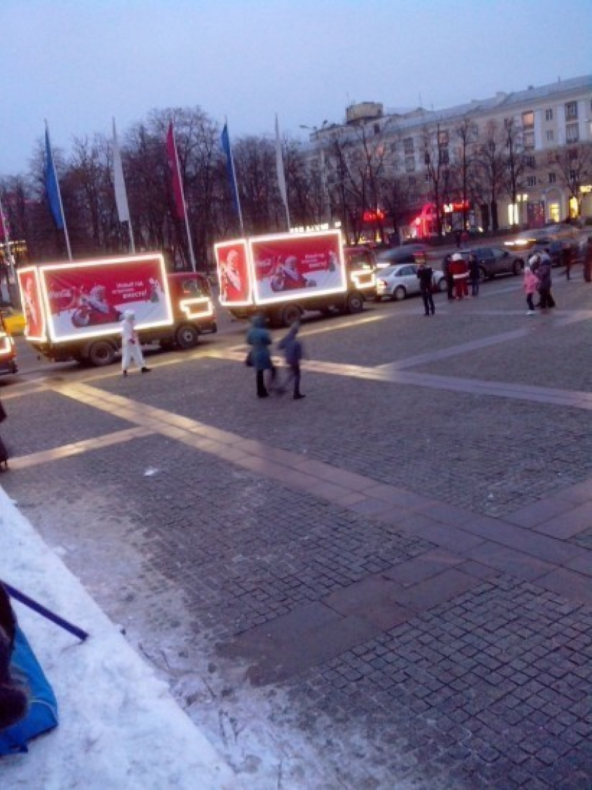 В Воронеже побывали легендарные грузовики из рекламы Coca-Cola (ФОТО)