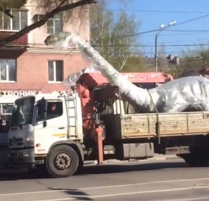 По Воронежу прокатился огромный динозавр