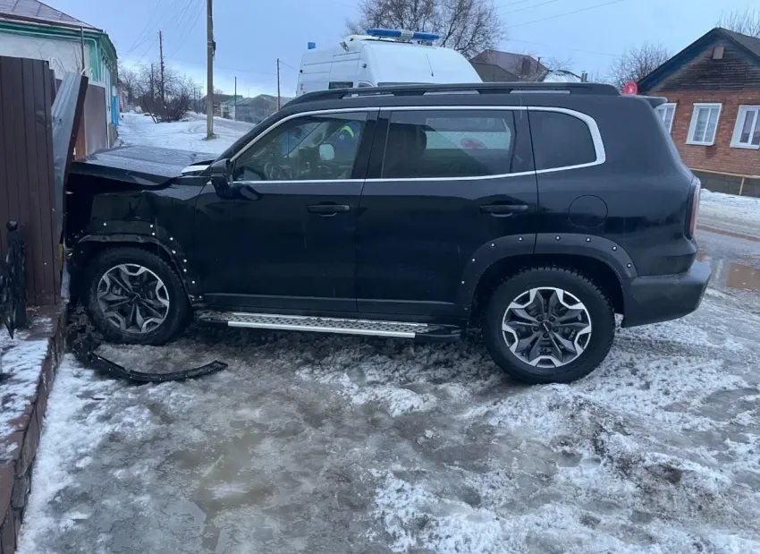 Водитель HAVAL погиб после столкновения с забором частного дома в Воронежской области 