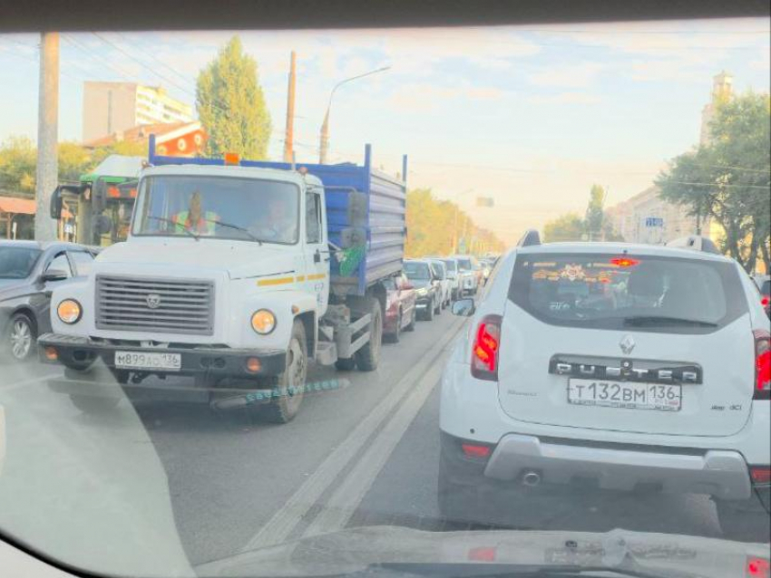 «Что за издевательство»: воронежцы сообщают о пробке из-за светофора  