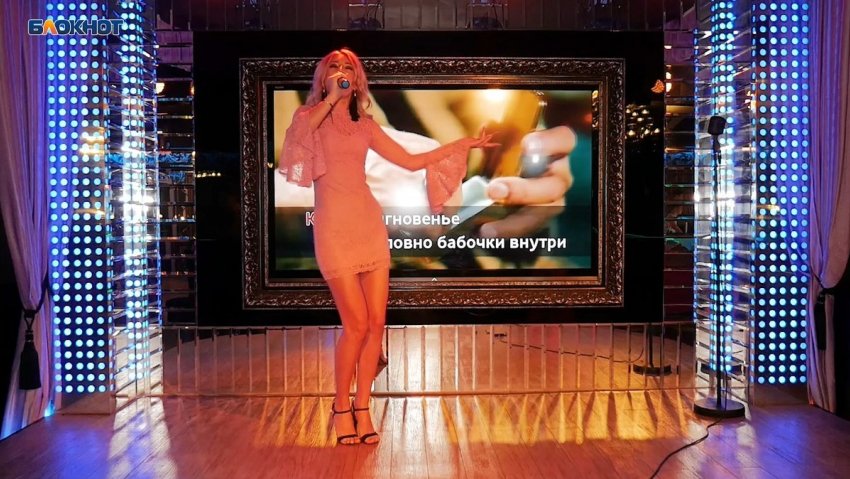 Короткое розовое платье помогло спеть Анжеле Корниловой в «Мисс Блокнот Воронеж-2019»