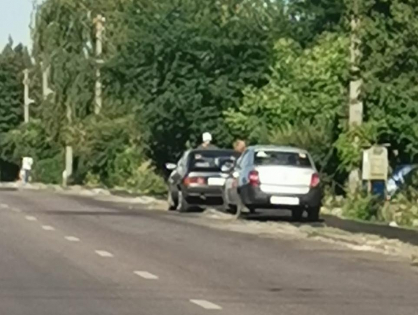 Новенький тротуар превратили в бесплатную парковку в Воронеже