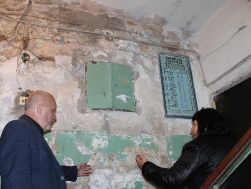 В Воронеже жители 85-летнего дома мокнут под дырявой крышей