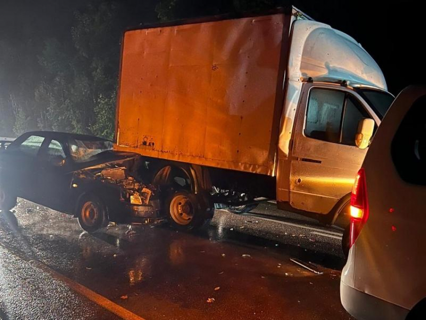 Воронежец попал в больницу после массового ДТП в Воронежской области