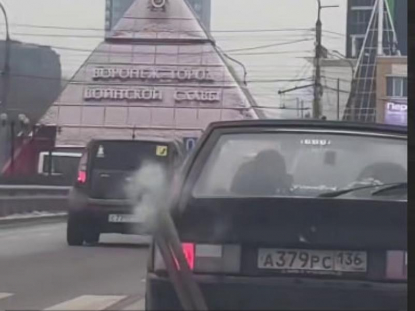 Странный автомобиль попал на видео в Воронеже