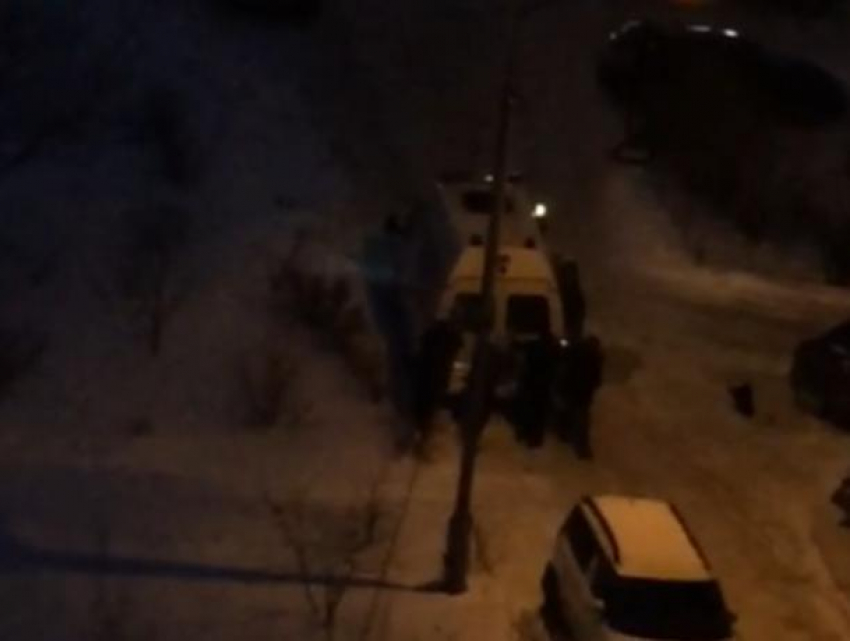 Воронежцы помогли застрявшей в снегу «скорой» спасти человека