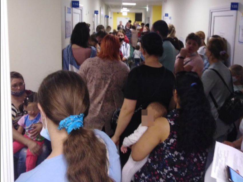 Огромная очередь к детскому доктору наплевала на COVID-19 в воронежской поликлинике 