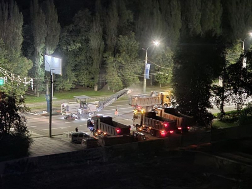 Манипуляции дорожников с только что размеченным асфальтом заинтриговали воронежцев