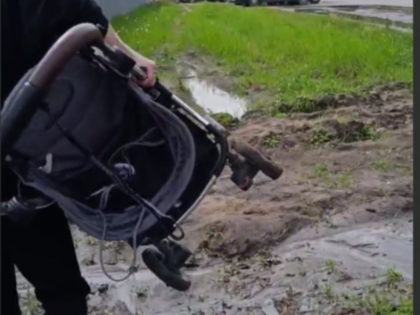 Мама тащила коляску в руках: жуткую дорогу от мегашколы показали в Воронеже