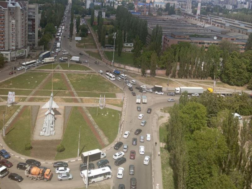 Причину затяжной пробки на кольце назвали воронежцам 