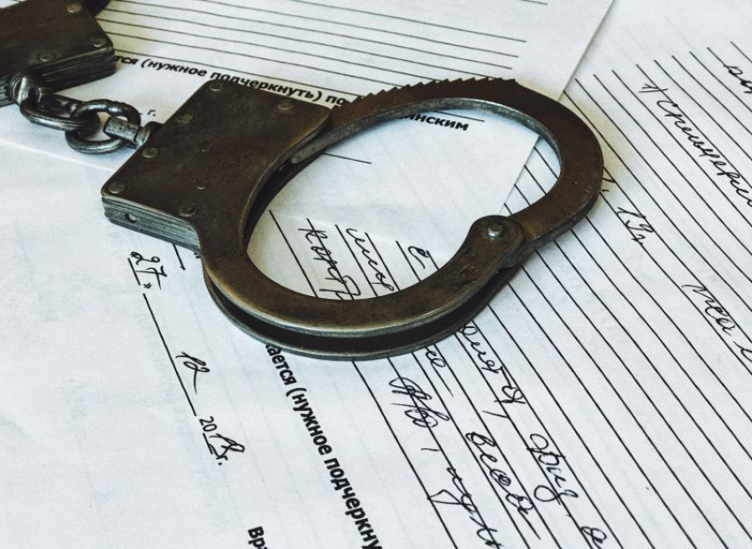 Налогового инспектора задержали за взятку в Воронежской области
