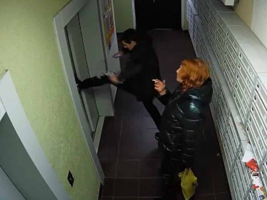 Ночной разгром лифта попал на видео в неблагоприятном районе Воронежа 