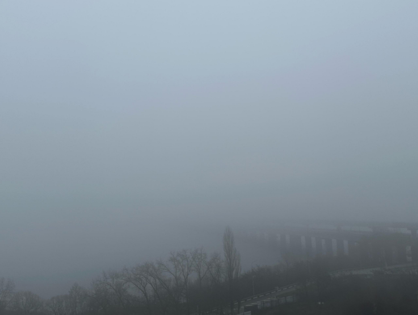 Густой туман накрыл Воронеж: метеоцентр объявил желтый уровень опасности