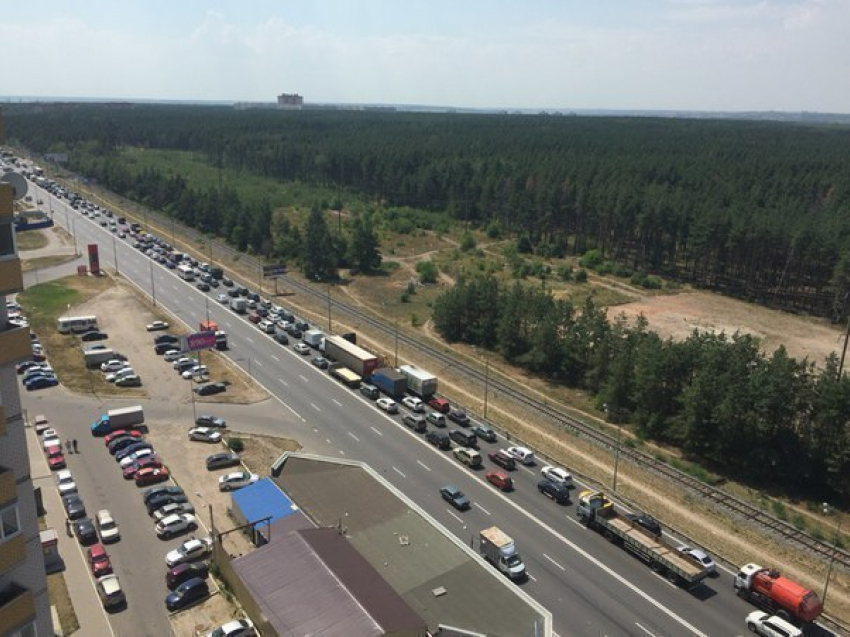 Из-за сильной аварии в Северном микрорайоне Воронежа автомобилисты встали в многокилометровую пробку