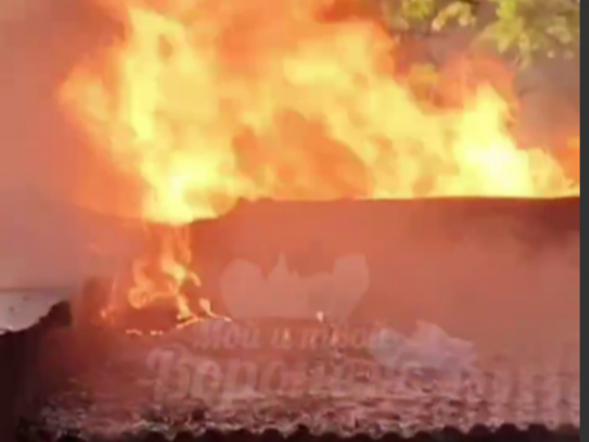 Мощный пожар вспыхнул на гаражах в Воронеже