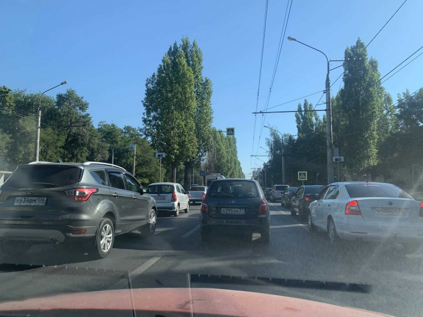 Гигантские пробки вернулись на улицы Воронежа 