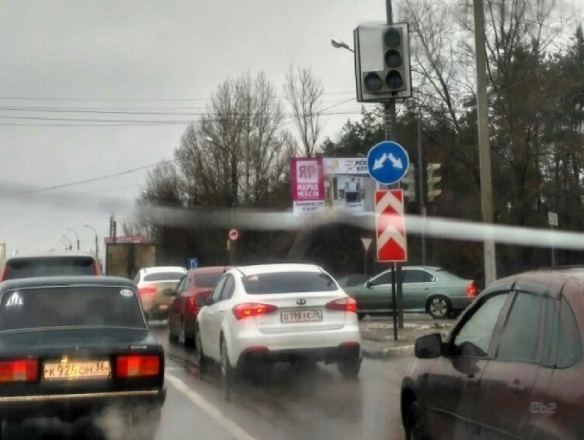 Многокилометровая пробка образовалась на Остужева в Воронеже из-за светофора