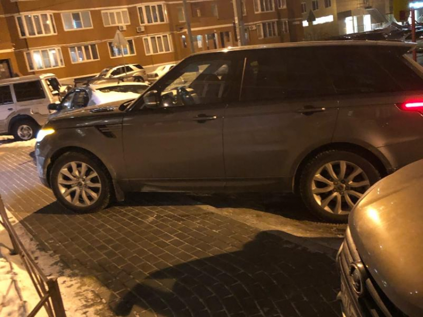Range Rover бесстыдной парковкой показал превосходство над пешеходами в Воронеже    
