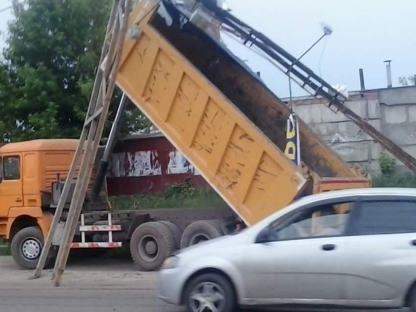 Грузовик снес рекламный щит в Воронеже 