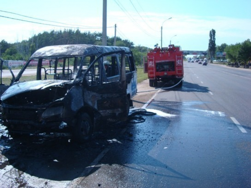 В Воронеже у ТЦ «Метро» дотла сгорела «Газель»