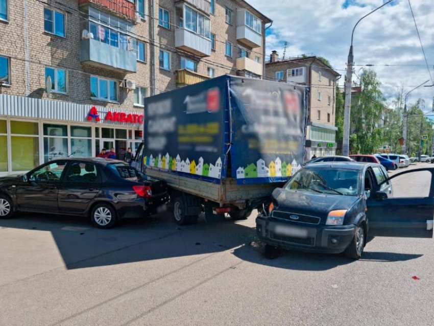 Водитель погиб в ДТП с тремя машинами на Ленинском проспекте в Воронеже 