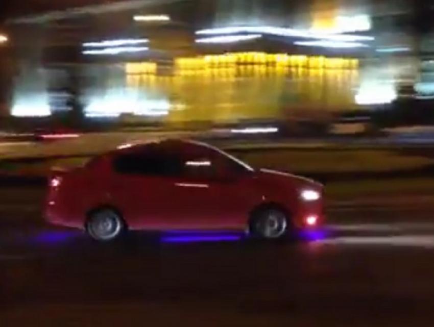 Дрифтующая на «красном китайце» в центре Воронежа автомобилистка попала на видео