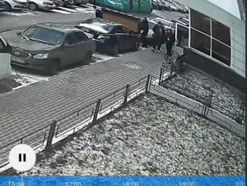 Диван стал участником эпичного ДТП в Воронеже