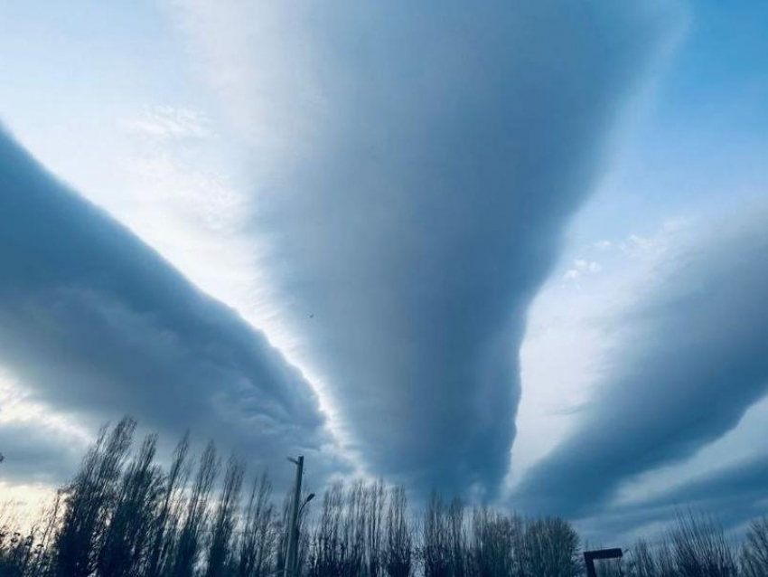 Удивительное тройное облако заметили в небе над Воронежской областью