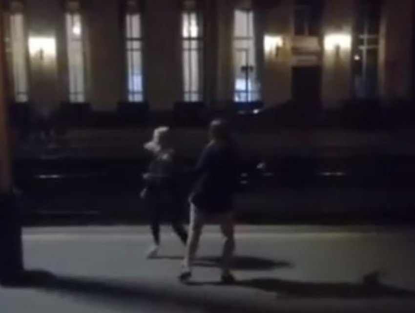 Ночной танец под звук объявлений на вокзале попал на видео в Воронеже