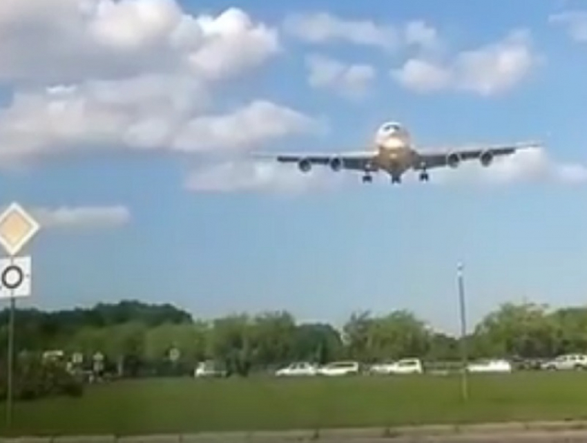 Страшный полет огромного самолета над машинами в Воронеже сняли на видео