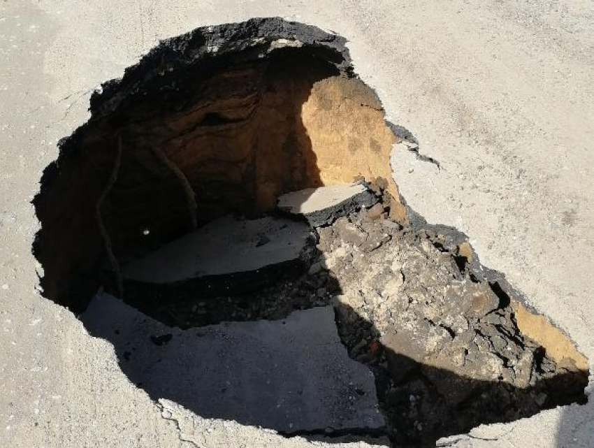 «Врата в преисподнюю» открылись на дороге в Воронеже