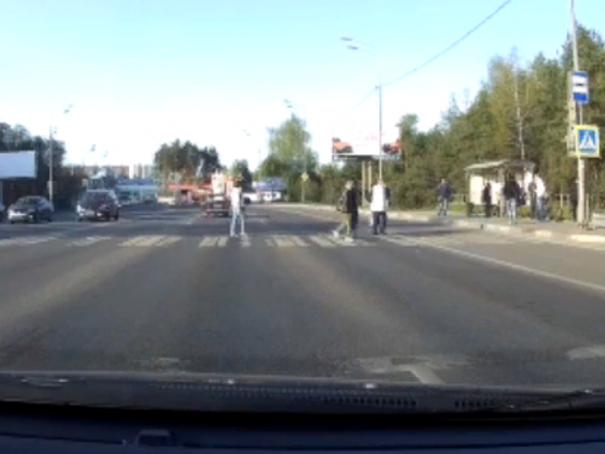 Странное поведение водителя сняли на окружной в Воронеже
